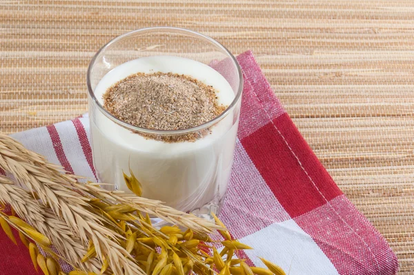 Склянка молока і пшеничних вух — стокове фото