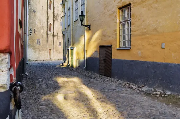 Rua antiga deserta de Tallinn. Estónia . — Fotografia de Stock