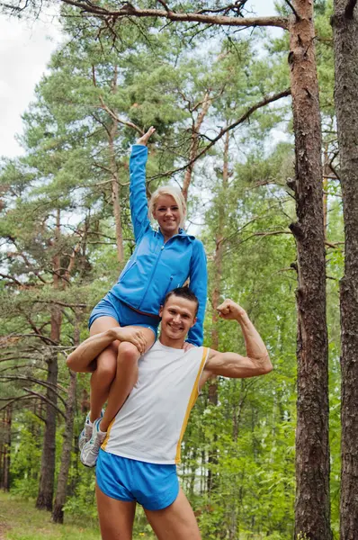 Sporters. de jonge man en het meisje — Stockfoto