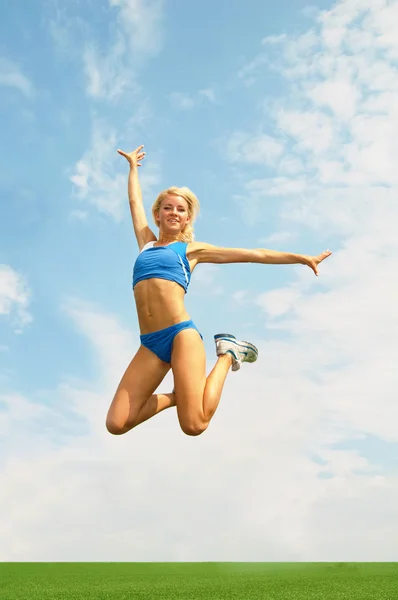 Årets idrottskvinna i ett hopp mot himlen — Stockfoto