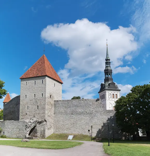 Tallin. wieże w fortyfikacji — Zdjęcie stockowe