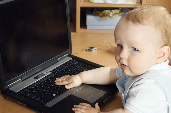 The baby with the laptop — Stock Photo, Image