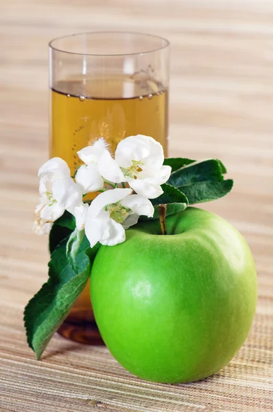 Juice, grönt äpple och blommande gren — Stockfoto