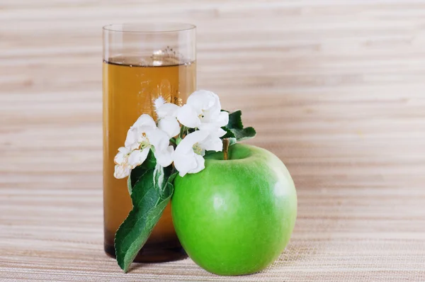 Suco, maçã verde e florescimento de filial — Fotografia de Stock