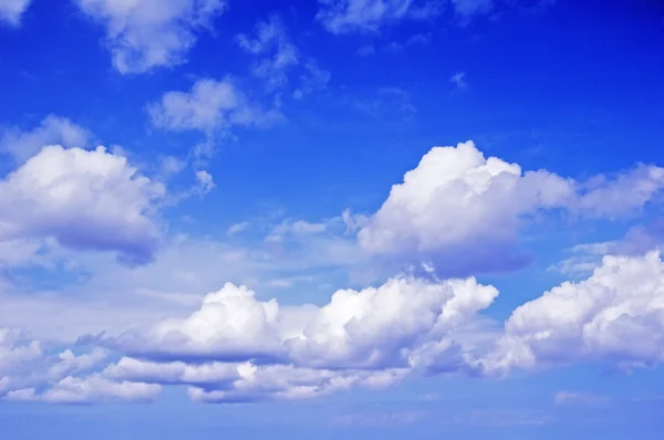 Пейзаж с голубым небом и облаками — стоковое фото