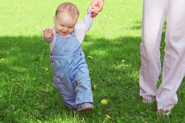아이의 첫 걸음 — 스톡 사진