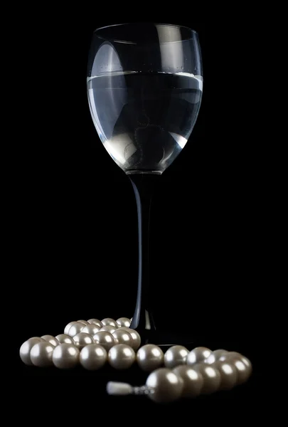 Sklenice na víno a perlami Stock Snímky