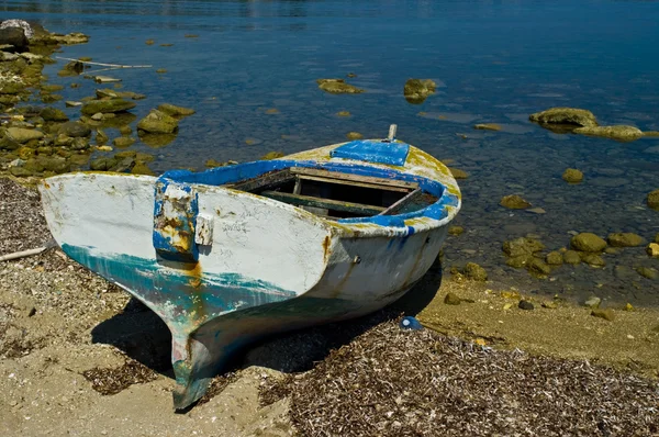 Старий рибальський човен — стокове фото