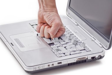 yumruk tarafından hasarlı laptop