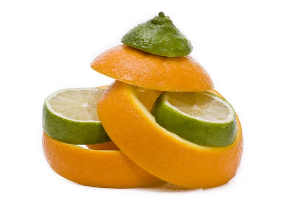 Rodajas de lima en cáscaras de naranja — Foto de Stock