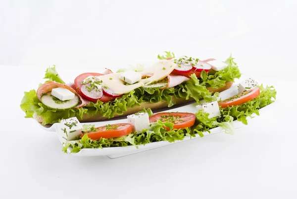 Čerstvou zeleninou a šunkou sendvič — Stock fotografie