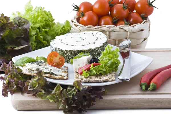Bolachas com queijo e legumes — Fotografia de Stock