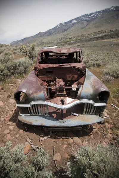 Старая брошенная машина с дырками от пуль — стоковое фото