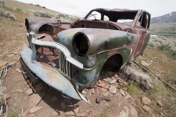 Antiguo coche abandonado con agujeros de bala —  Fotos de Stock