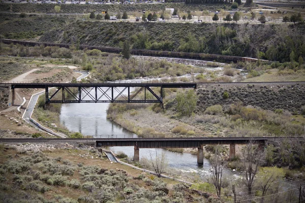 Ρέοντας ποταμός με δύο σιδηροδρομικές γέφυρες — Φωτογραφία Αρχείου