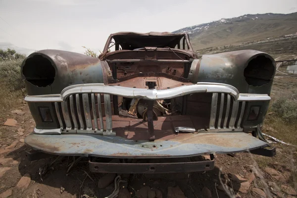 Vecchia auto abbandonata con fori di proiettile — Foto Stock