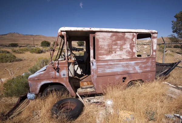 Παλιό σκουριασμένο εγκαταλελειμμένο αυτοκίνητο — Φωτογραφία Αρχείου