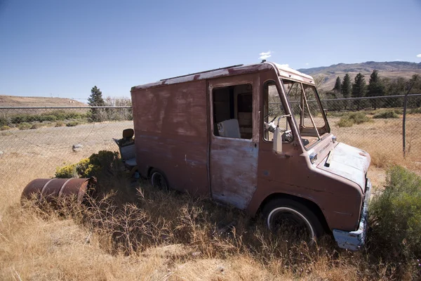 Viejo coche oxidado abandonado —  Fotos de Stock