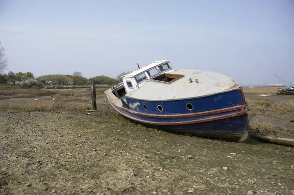 Pequeno barco na lama — Fotografia de Stock