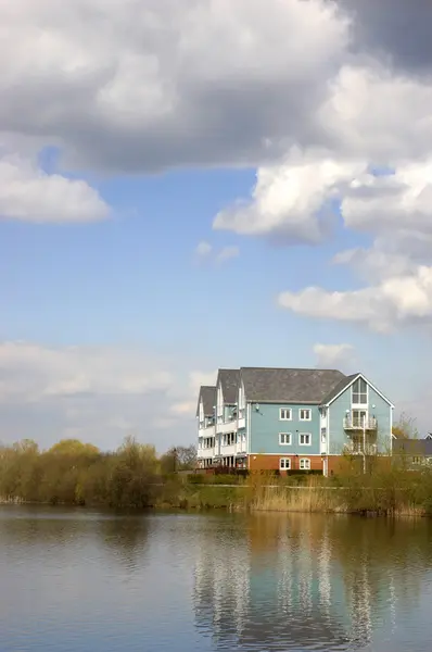 Будиночки на озері — стокове фото