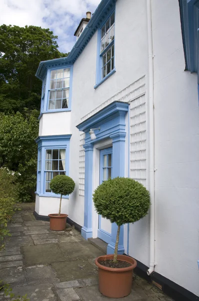 Casa azul e branca — Fotografia de Stock