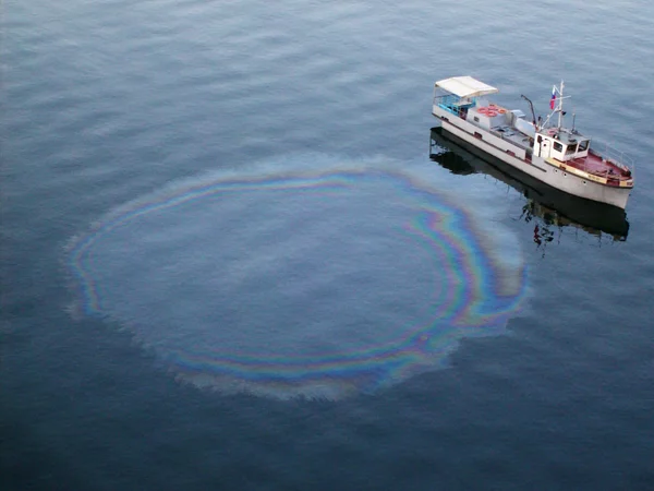 Inquinamento idrico. Macchia d'olio sull'acqua della barca. Contaminazione dell'acqua. Un disastro ambientale. Attacco biologico. vista aerea — Foto Stock