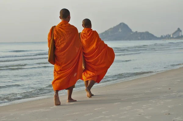 Два монаха на пляже — стоковое фото