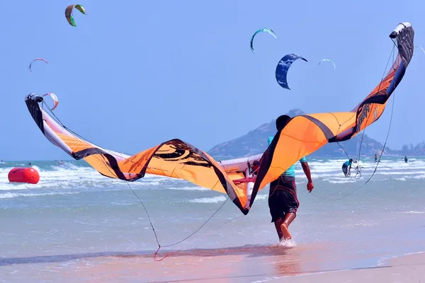 Kite surfingu i kitesurfingu wejścia na pokład przy huahin Tajlandii — Zdjęcie stockowe