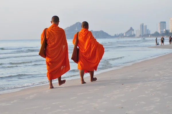 Två munkar på stranden i hua hin, thailand — Stockfoto