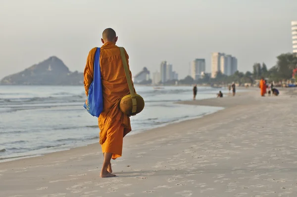 Mnich przy plaży hua hin, Tajlandia — Zdjęcie stockowe