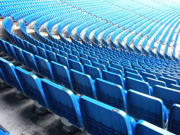 Blaue Stadionsitze — Stockfoto