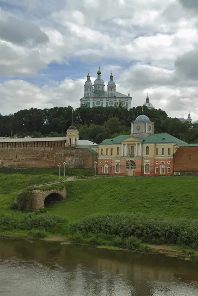 Church on the banks of the river in Smolensk — Stock Photo, Image