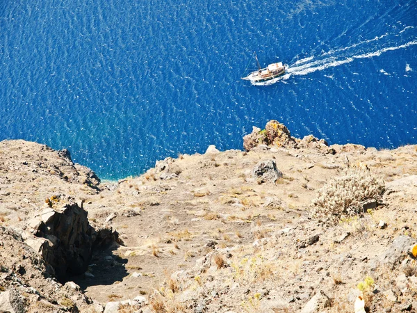 Boat in the sea. View of Santorini sea coast — Stock Photo, Image
