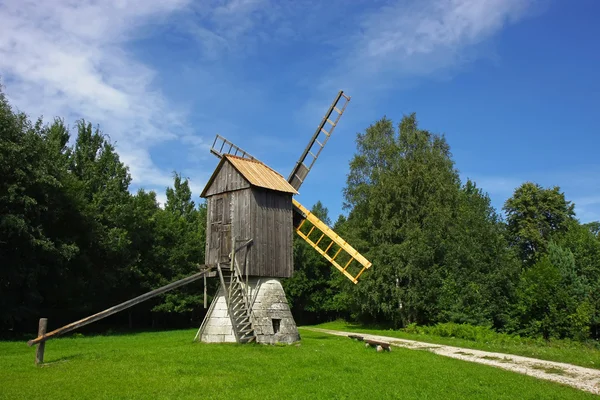 Molino de viento rural — Foto de Stock