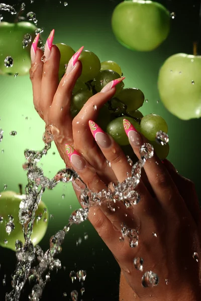 Mani di una giovane donna con una bella manicure . — Foto Stock