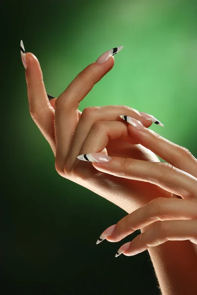 Τα χέρια του μια νεαρή γυναίκα με ένα ωραίο μανικιούρ. — Φωτογραφία Αρχείου