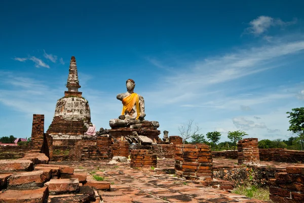 The Buddha and The pagoda at wat Maheyong, Ayutthaya — Stock Photo, Image
