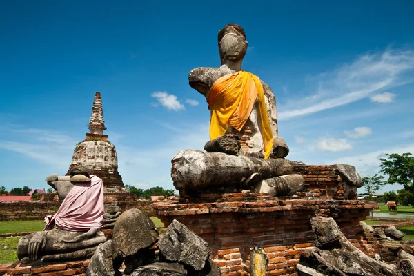 Будда и пагода в Ват Махейонг, Аюттхая — стоковое фото