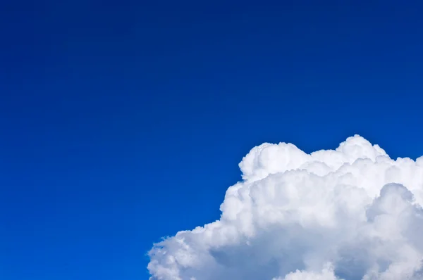 Awan putih tunggal di atas langit biru — Stok Foto