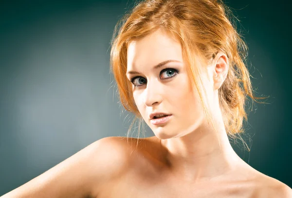 Kızıl saçlı kadının portresi. — Stok fotoğraf