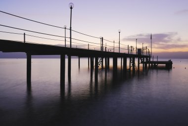 Pier siluet sunrise ışıltı içinde. Türkiye