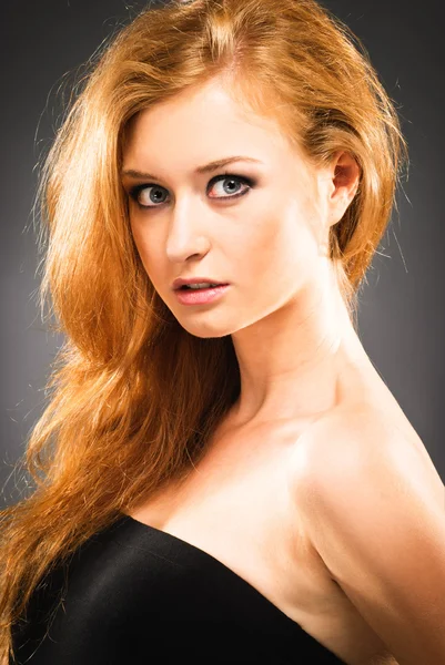 Ritratto di donna dai capelli rossi — Foto Stock
