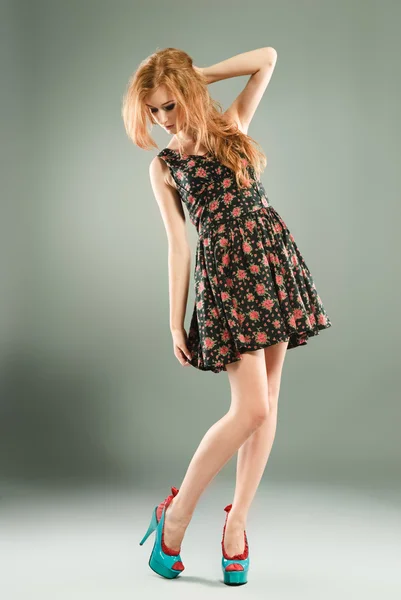 Gri arka plan üzerinde güzel kızıl saçlı kız — Stok fotoğraf