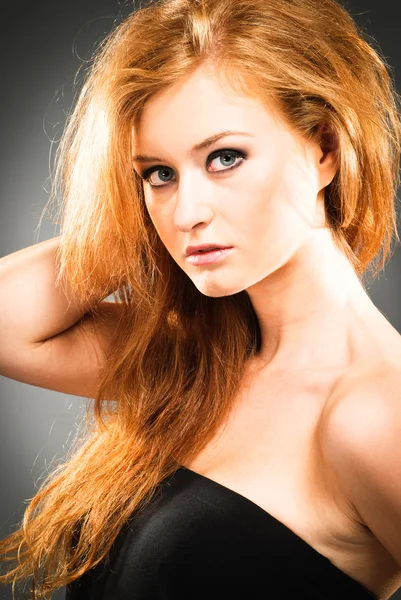 Ritratto di donna dai capelli rossi — Foto Stock