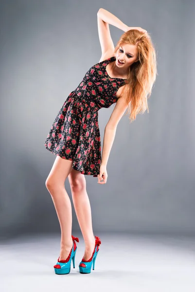 Piękna rudowłosa dziewczyna na szarym tle — Zdjęcie stockowe