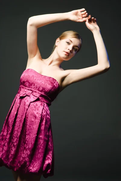 Bella giovane donna vestita di rosa — Foto Stock