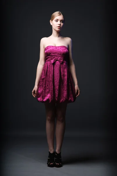 Schöne junge Frau in rosa Kleid und High Heels — Stockfoto