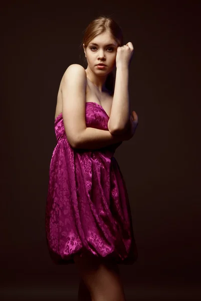 Pembe elbise giyen baştan çıkarıcı genç kadın — Stok fotoğraf