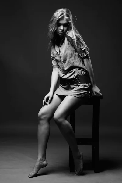 Schwarz-Weiß-Aufnahme eines Mädchens auf Stuhl — Stockfoto