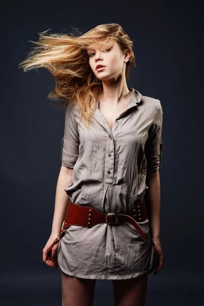 Koyu arka plan üzerinde genç kadının baştan çıkarıcı moda portre — Stok fotoğraf